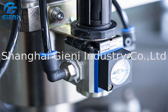 Abdeckcreme-kosmetische Füllmaschine 45pcs/Min 100ml mit dem Düsen-Anheben